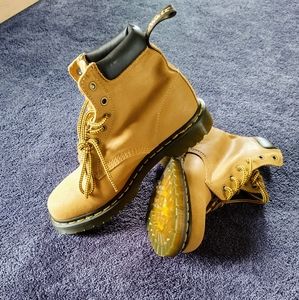 NWOB Doc Marten's leather boots 9 Woman brown tan